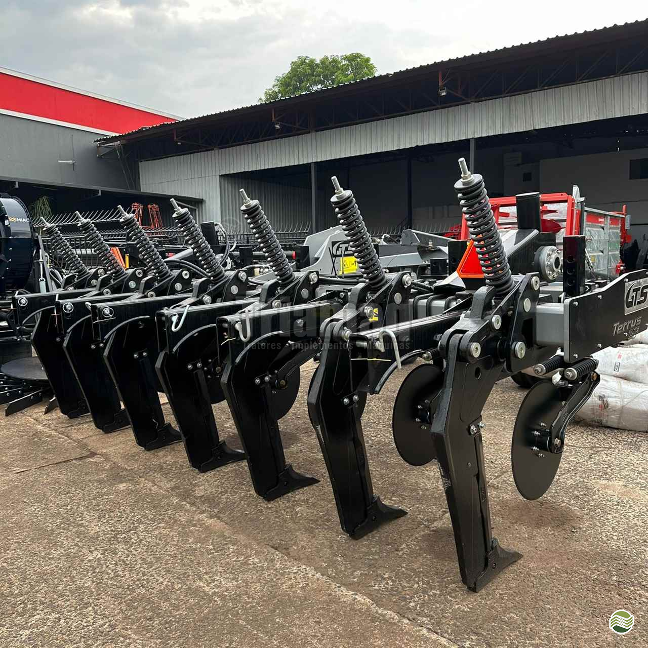 IMPLEMENTOS AGRICOLAS SUBSOLADOR 7 HASTES Triamaq Tratores UBERLANDIA MINAS GERAIS MG